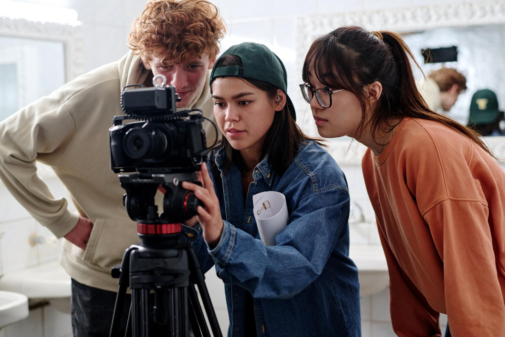 Studenti durante le riprese di un corto nel corso di cinema e post produzione